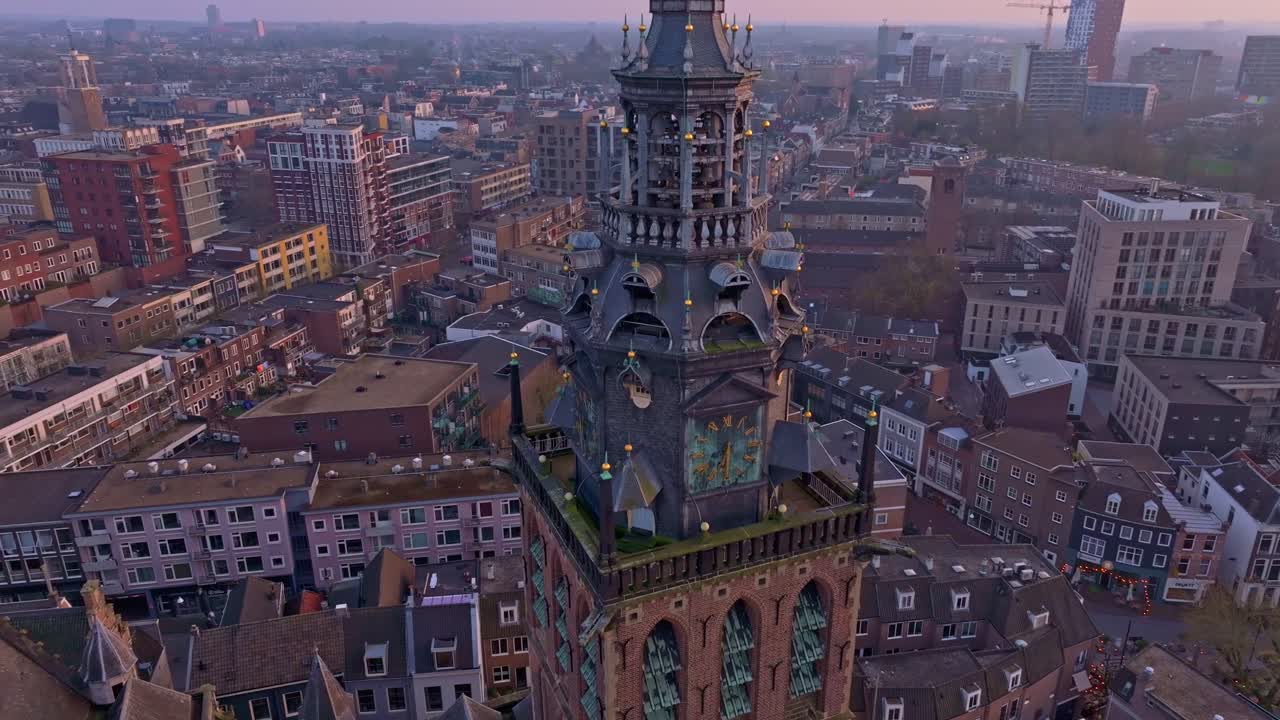 Vista aerea della storica Stevenskerk incorniciata dallo skyline di Nimega al tramonto