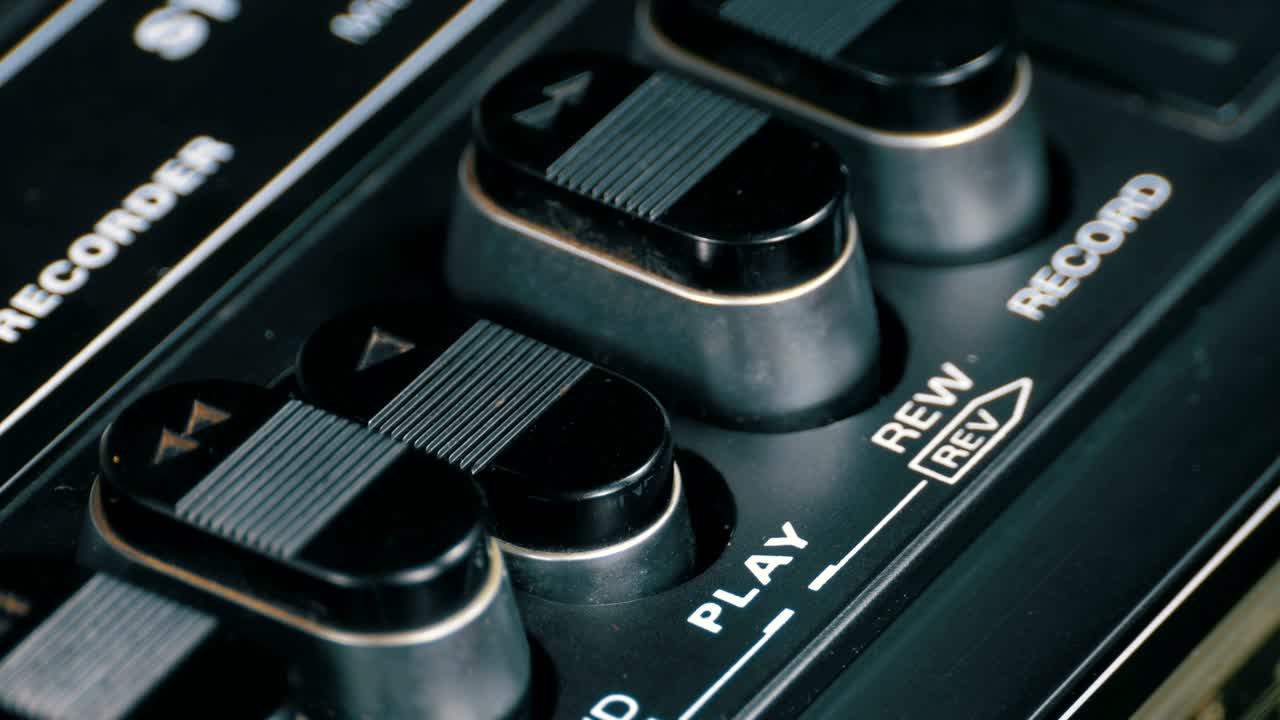 빈티지 테이프 레코더의 재생 버튼을 누르면