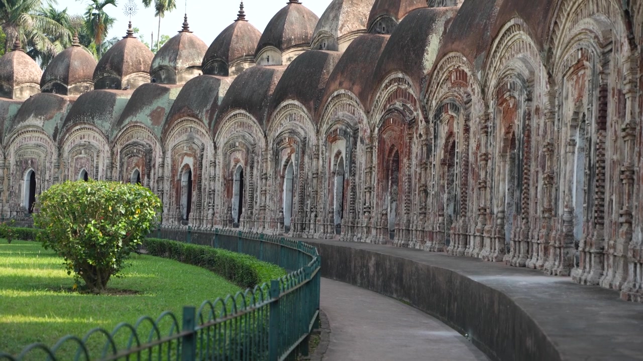 Questo luogo è chiamato "108 Templi di Shiva" perché è composto da 108 templi di Shiva. Si trova a Kalna, nel distretto di Bardwan, nel Bengala Occidentale.
