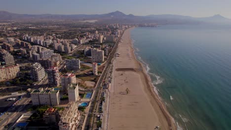 Amplia-Vista-Aérea-Sobre-La-Costa-De-San-Juan-En-El-área-Metropolitana-De-Alicante-Al-Amanecer,-Comunidad-Valenciana,-España