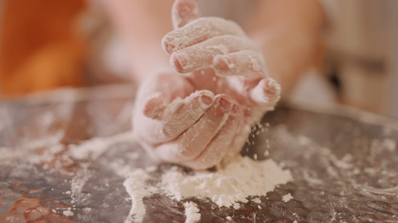 Pembuat roti menyiapkan isian labu dengan hati-hati. Pembuat roti rumahan yang fokus bekerja dengan tepung dan isian labu secara artistik. Gambar detail tangan menguleni adonan dan menyiapkan pai labu di bawah cahaya hangat.