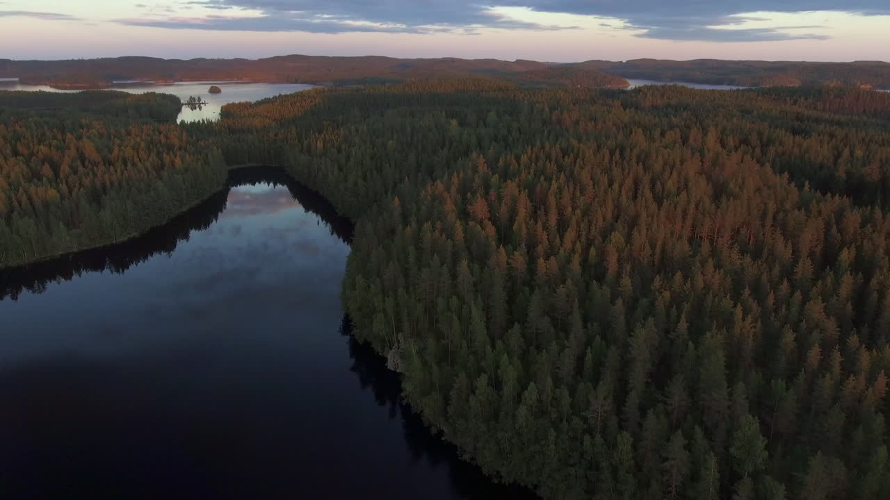 황혼까지 핀란드의 광활한 광야의 놀라운 공중 비디오