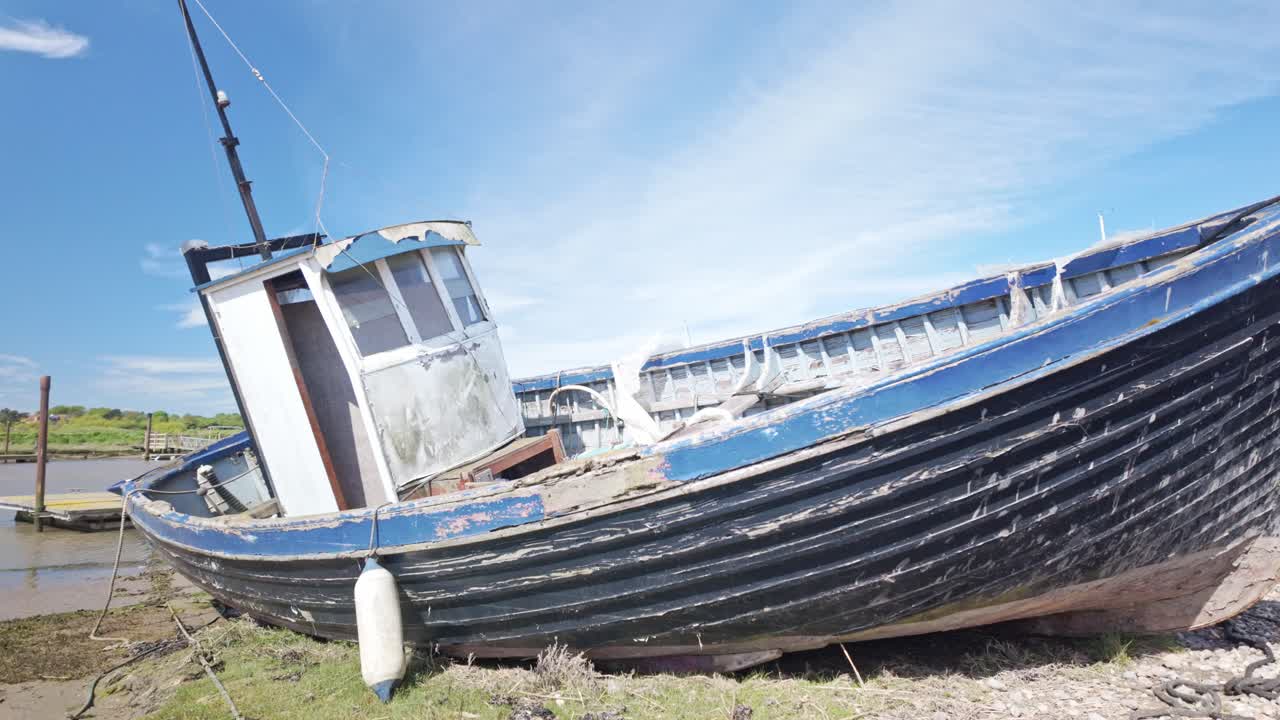 조류 진에 버려진 오래된 나무 시 배 블라이스 강 마리나
