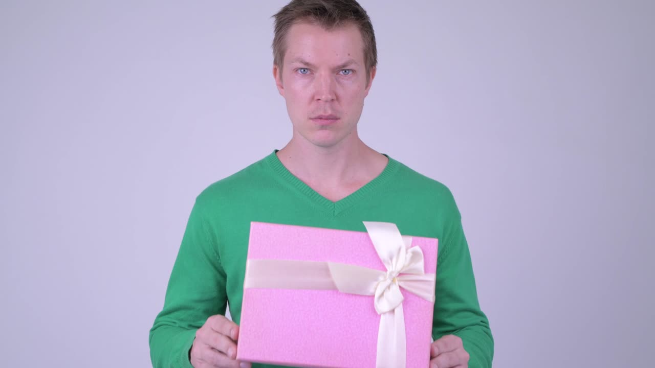 발렌타인 데이를 위해 준비된 젊은 잘생긴 남자