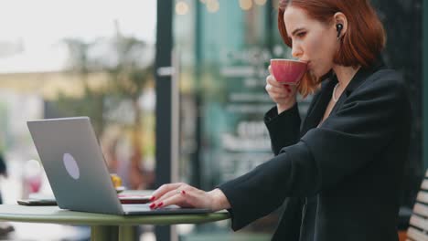 woman working on laptop in a cafe