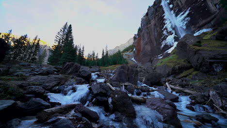 Bridal-Veil-Falls-Telluride-Colorado-Sonnenuntergang-Bach-Gefrorenes-Eis-Wasserfall-Herbst-Herbst-Orange-Friedlicher-Sonnenuntergang-Kühl-Schattig-Felsige-Berge-Silverton-Ouray-Historische-Stadt-Malerische-Landschaft-Langsam-Schwenk-Weit