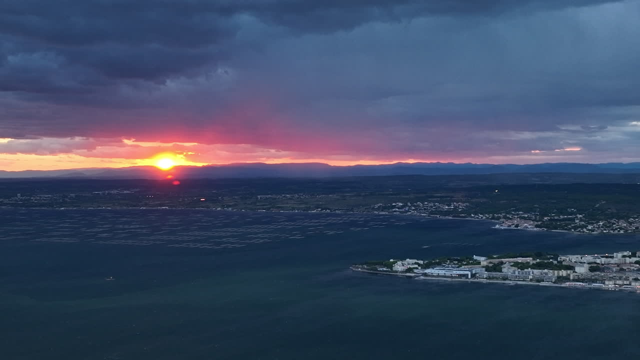 공중 촬영: 일몰 페인트 에탕 드 타우, 발라루크-레-베인 전망.