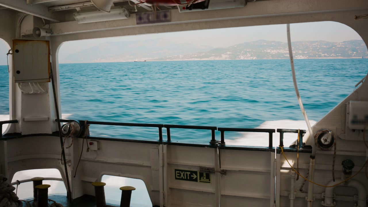 Varen over de Golf van Napels op een snelle boot richting Capri