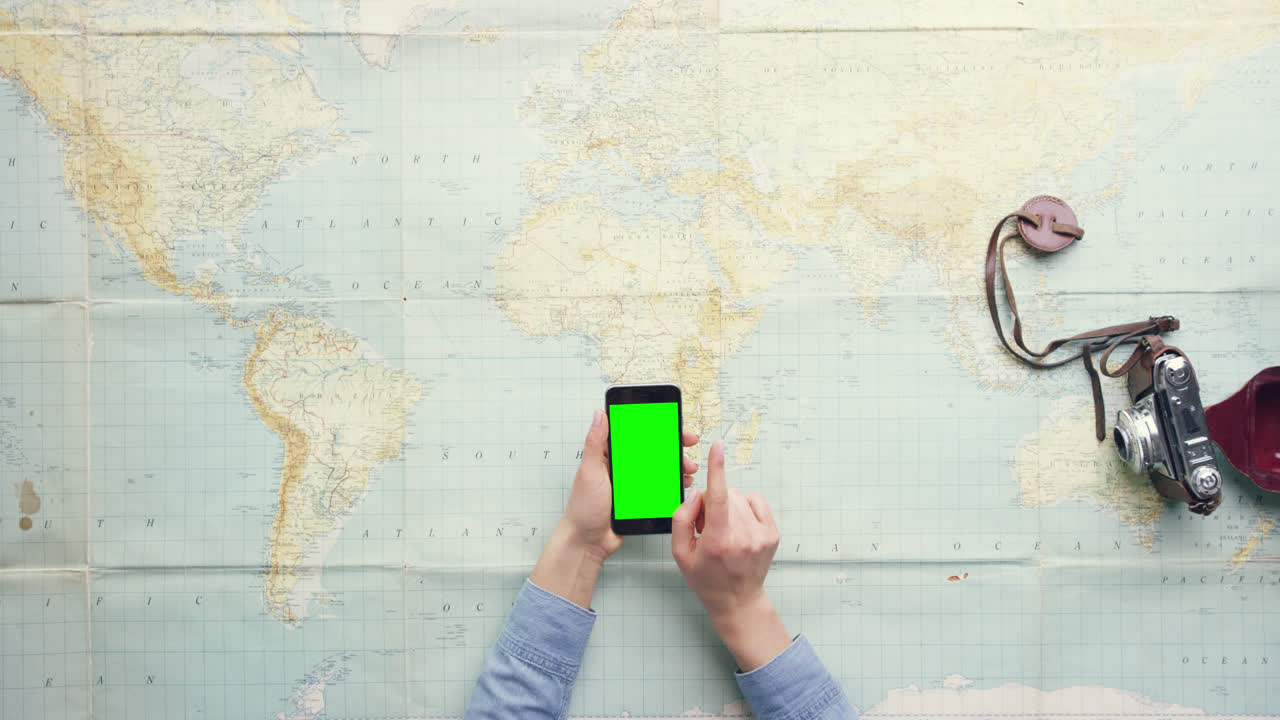 vista superior mujer viajera manos planeando vacaciones usando una aplicación de teléfono móvil escritorio vintage desde arriba - dragón épico rojo