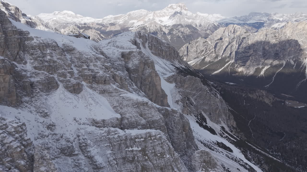 Ripresa aerea con drone delle montagne invernali delle Dolomiti durante l'inverno LOG