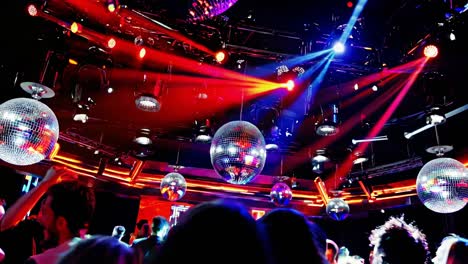 nachtclubfeest met disco ballen en kleurrijke lichten