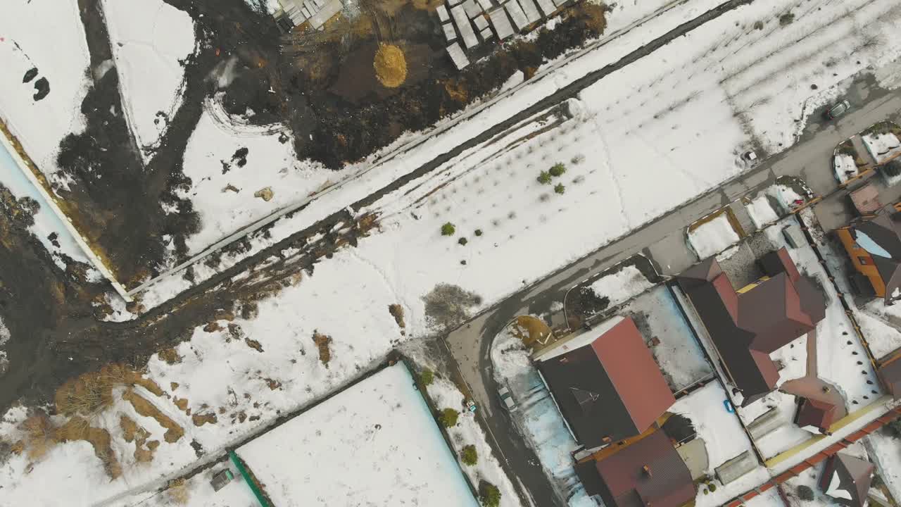 눈 덮인 마당과 도로가 있는 별장 단지 부르고뉴 옥상