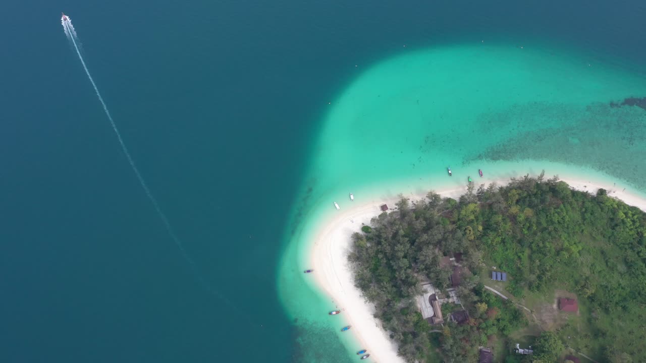 ko poda는 아오낭에서 약 8km 떨어진 끄라비 지방의 태국 서해안 섬입니다.