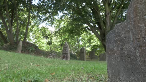 piedras funerarias en un viejo cementerio