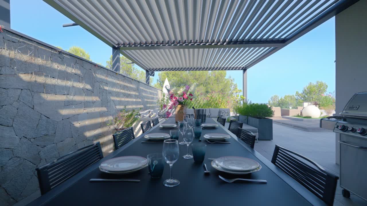 세인트 젤리 듀 프레스크 의 정원 에서 죄인 을 위한 테이블 세트 를 느리게 드러내는  ⁇