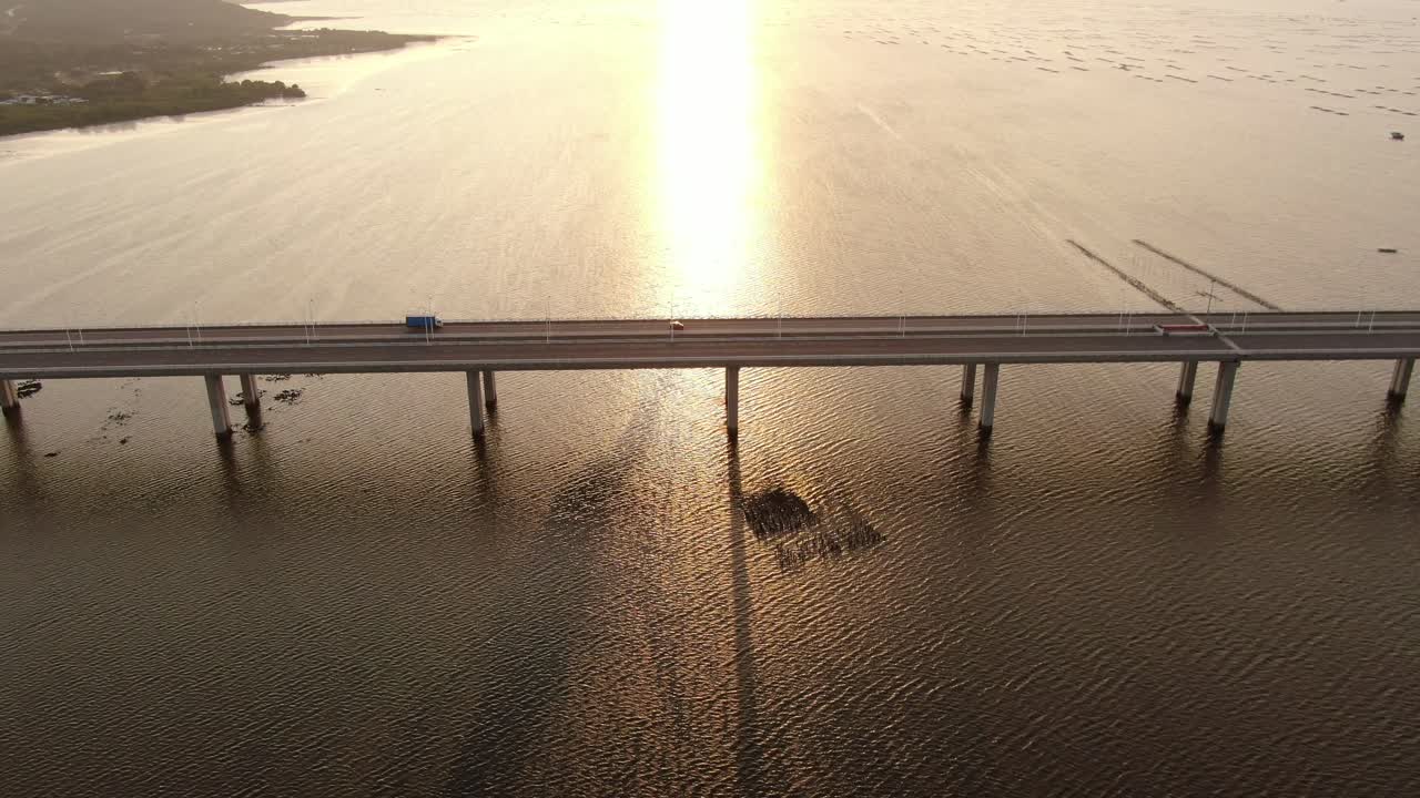 해가 질 때 홍콩-선전 베이 브리지의 교통량, 물고기와 굴 양식장, 공중 전망