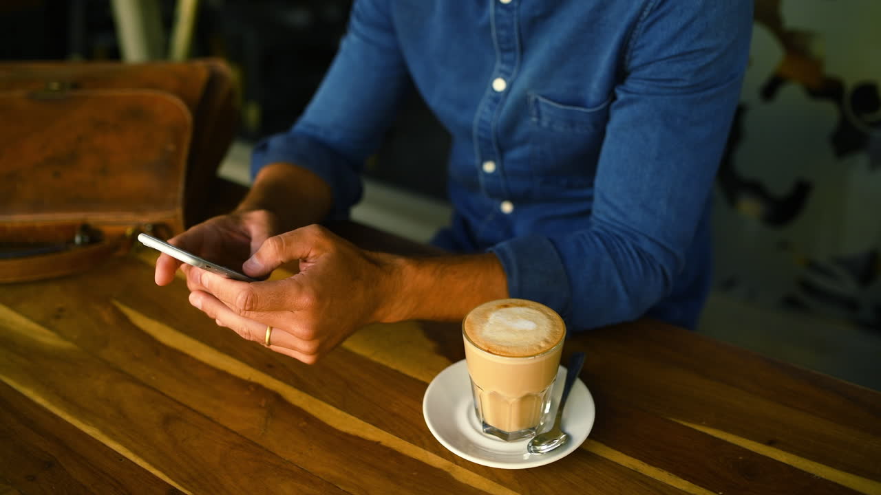 un hombre irreconocible usando su teléfono celular