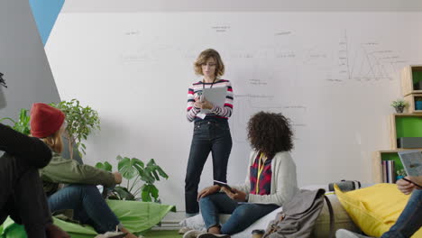 joven mujer de negocios caucásica grupo de enseñanza de estudiantes que muestra la línea de tiempo del proyecto en pizarra que presenta datos gráficos equipo diverso lluvia de ideas compartir ideas en la conferencia de la oficina