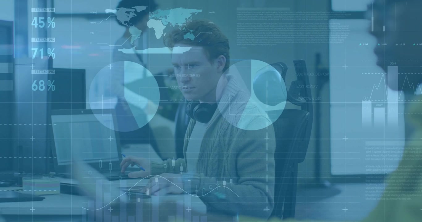 Ung profesjonell jobber på datamaskin med digitale dataoverlegg på kontor