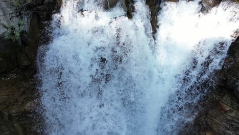 Cascada-De-Cerca:-Siente-El-Rocío-De-La-Cascada.