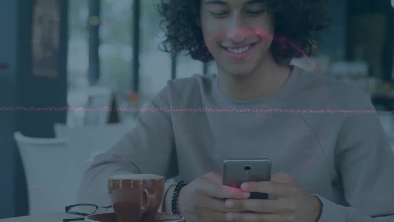 mundo giratorio y gráficos estadísticos contra el hombre caucásico usando un teléfono inteligente en una cafetería