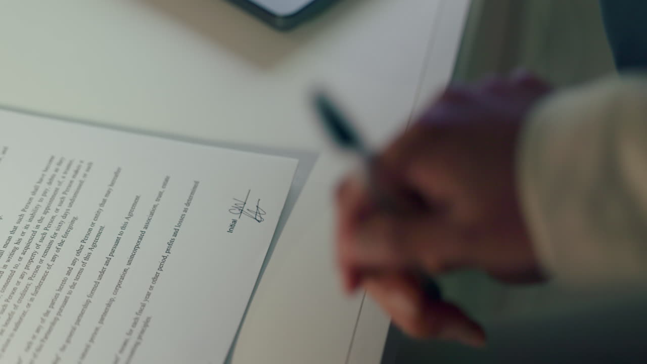 계약서, 종이 및 서명을 위한 펜을 가진 손