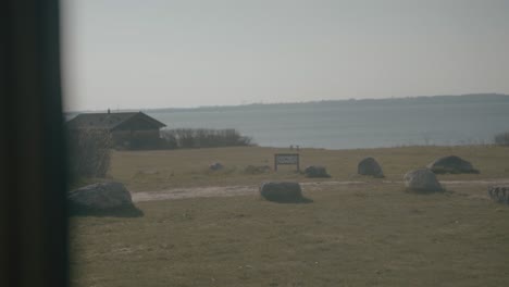 Una-Vista-Al-Mar-Desde-Una-Casa-De-Campo-Danesa