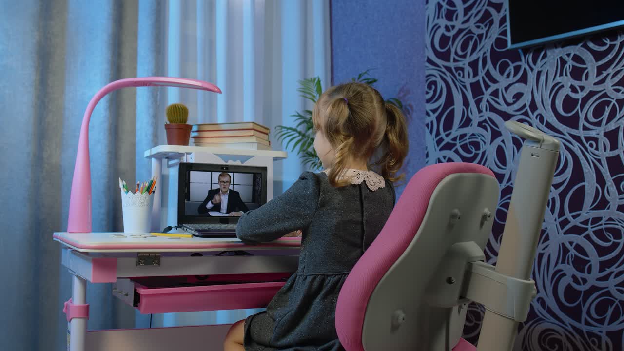 niña alumna estudiando la tarea con el maestro hombre en la computadora portátil durante las lecciones en línea en casa