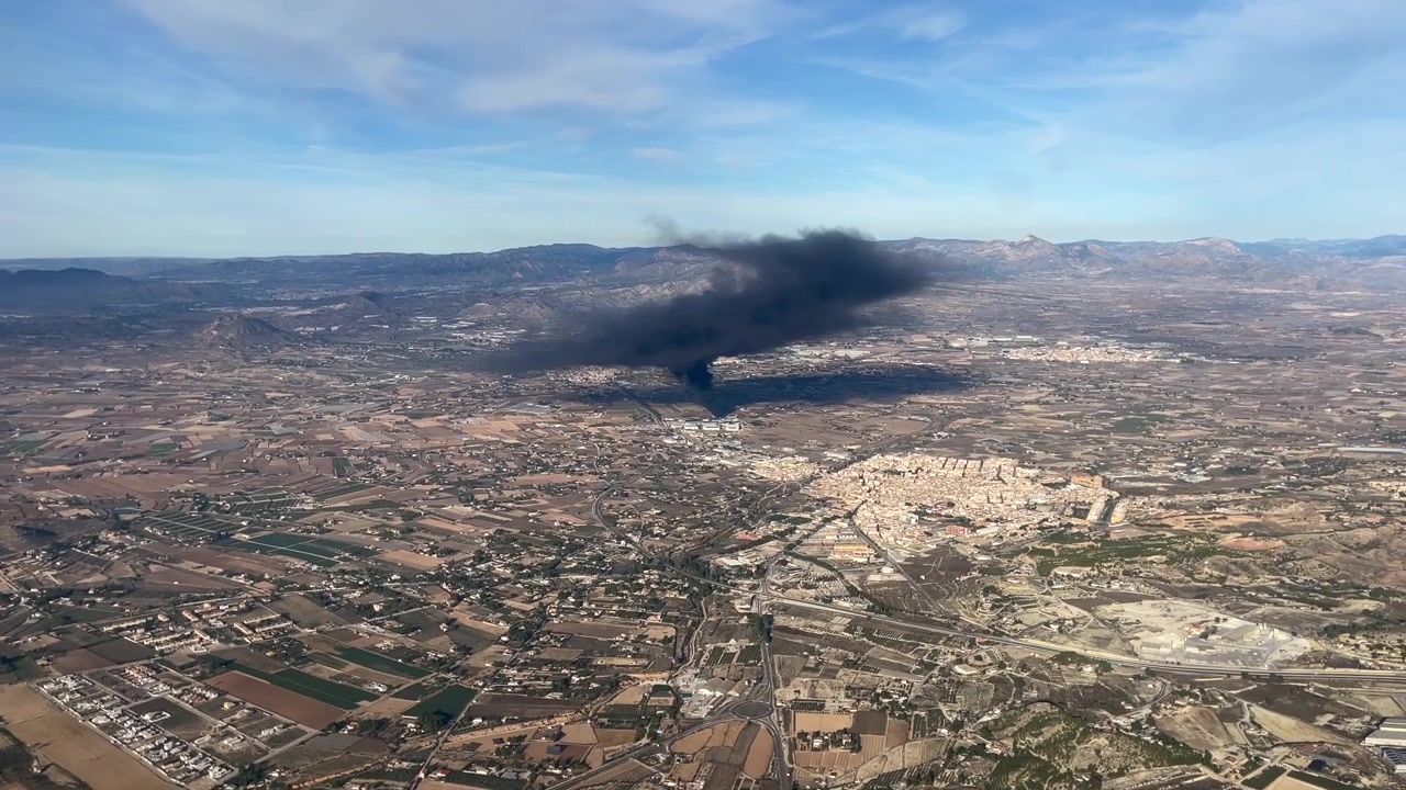 Veduta aerea di fumo nero da un edificio in fiamme ad Alicante, Spagna.