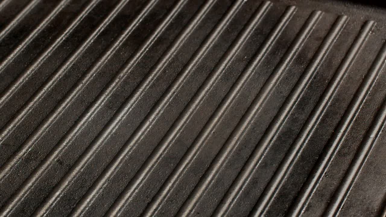 bistec de atún crudo en una sartén a la parrilla