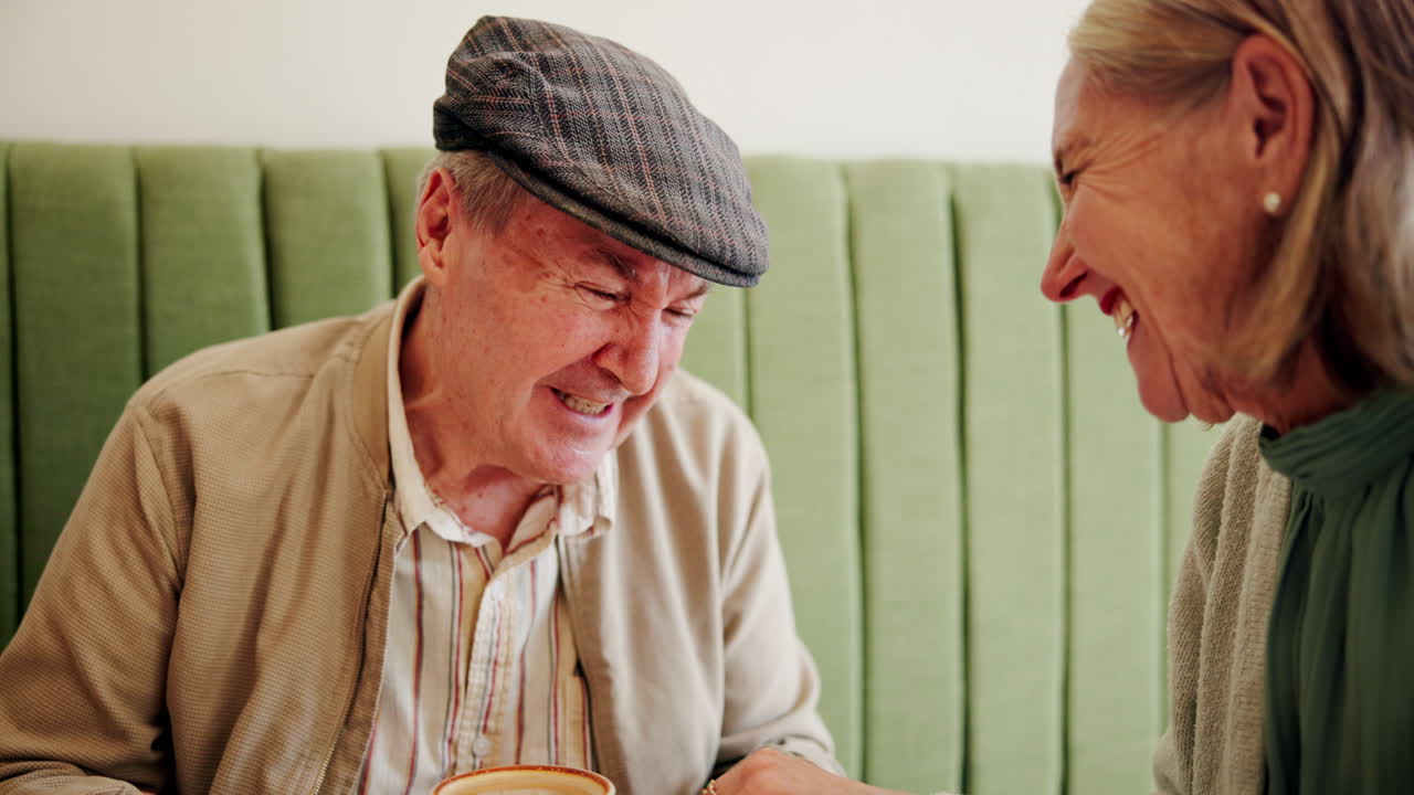 행복 한 부부 가 카페 에서 커피 를 마시고 있다