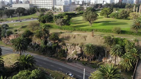 Luftaufnahmen-Von-Drohnen,-Landschaftspark,-Rambla-Park,-Rodo,-Montevideo,-Uruguay