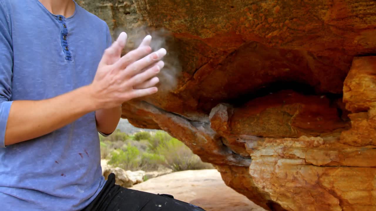hombre preparándose para escalar la montaña 4k