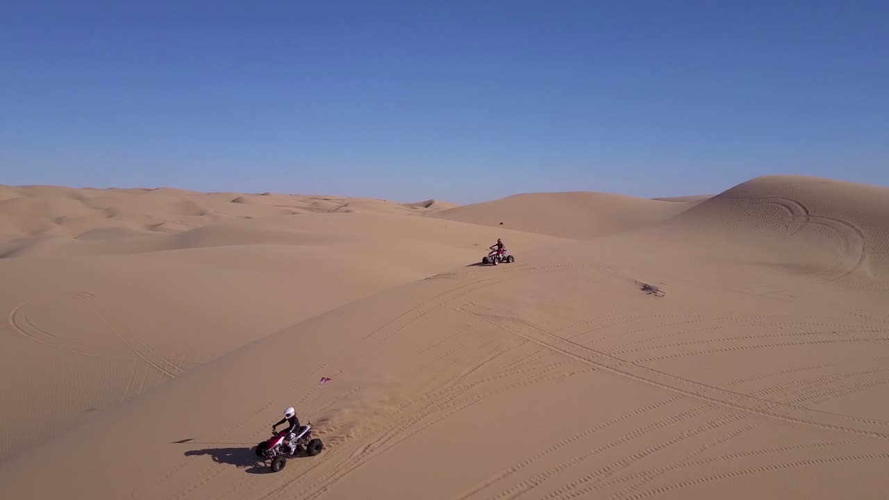 Dune buggy e quad sfrecciano attraverso le Dune di Sabbia Imperiali in California 2