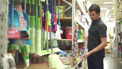 hombre comprando suministros de limpieza en una ferretería