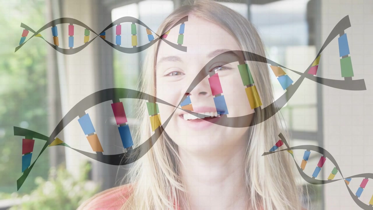 Tonåring räcker upp handen, stoppar undan håret, behåller blicken, ler och skrattar medan DNA svävar över ansiktet för genetik.