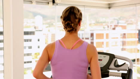 mujer en forma corriendo en una cinta de correr