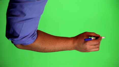 un brazo frente a una pantalla verde para ser tecleado y usado a voluntad
