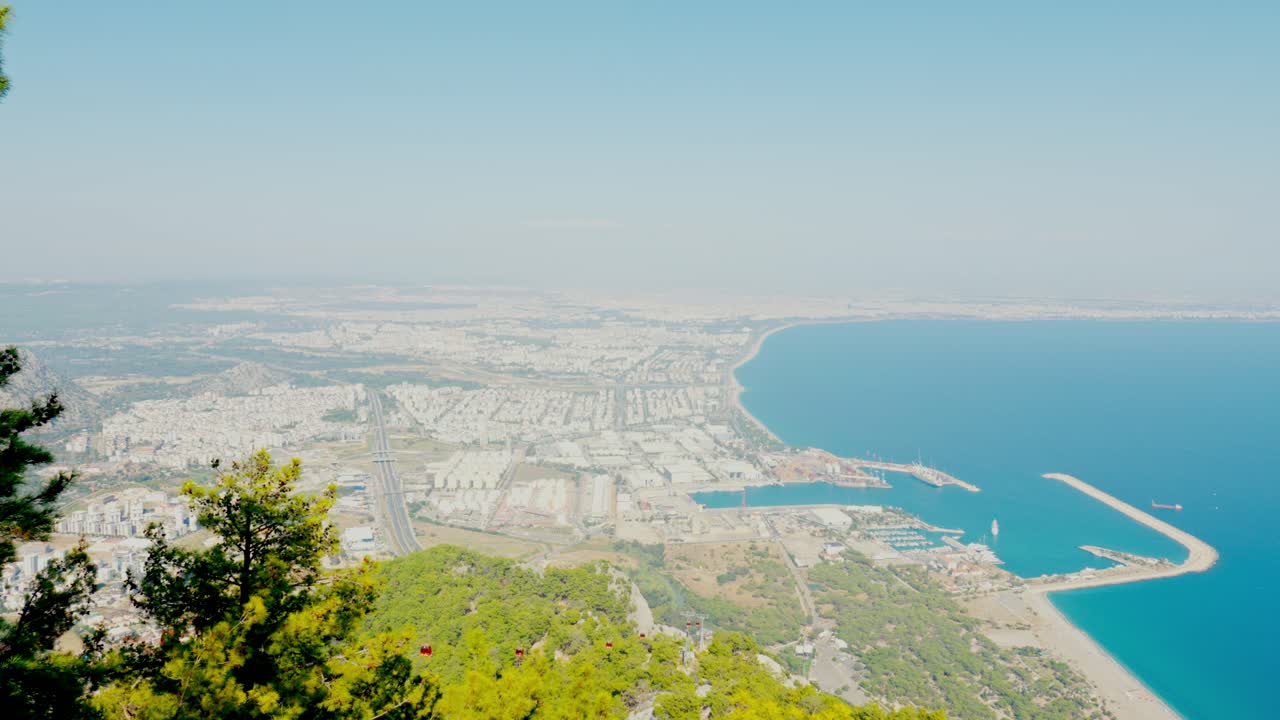 4k 영상으로 지중해 해변의 긴 해안선을 보여줍니다.