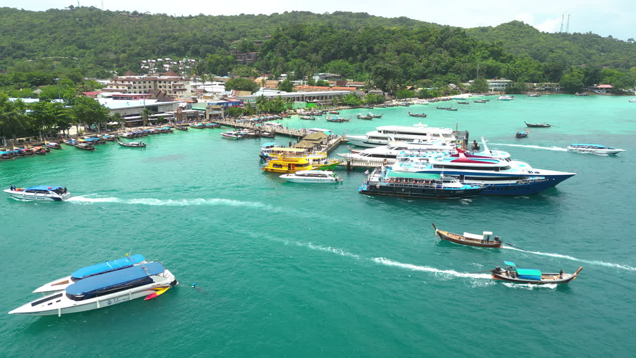 Barche da crociera e traghetti ormeggiati al molo in Thailandia, isole Koh Phi Phi nella provincia di Krabi - riprese aeree