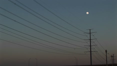 Apuesta-Arriesgada,-La-Luna-Llena-Colgando-Sobre-Las-Líneas-Eléctricas