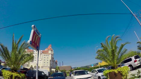 parque de atracciones con castillo y día soleado