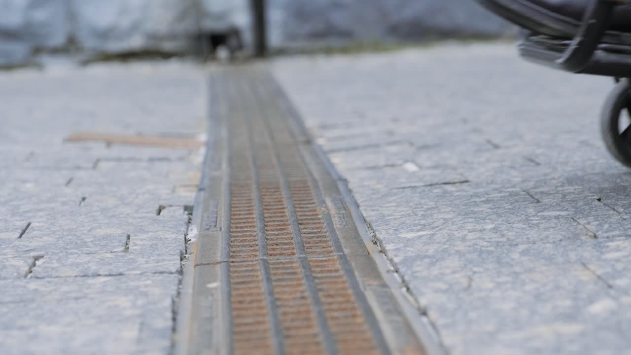 장애인이 체어를 타고 거리를 돌아다니고 있다.