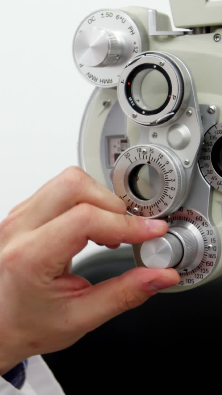 optometrista ajustando el fotóptero