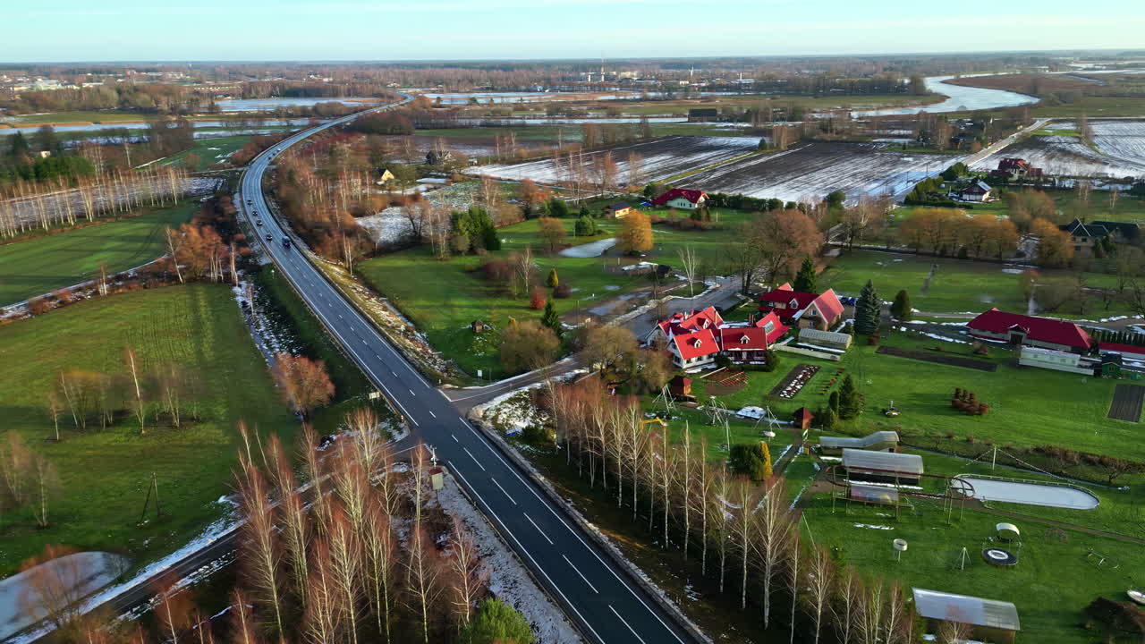 얼음이 녹는 풍경에서 도로를 가로질러 운전하는 자동차의 공중 드론