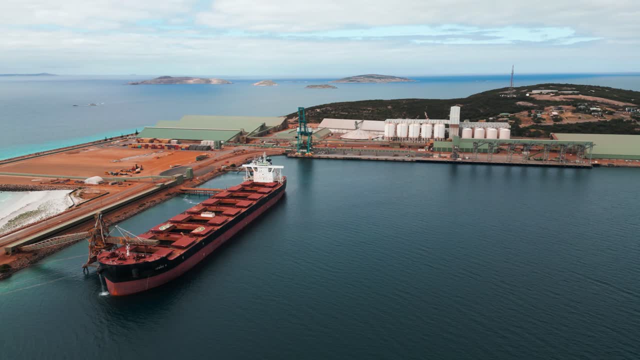 웨스턴 오스트레일리아의 에스페란스 항구에 있는 산업 항구에서 짐을 고 있는 화물선의 드론 촬영