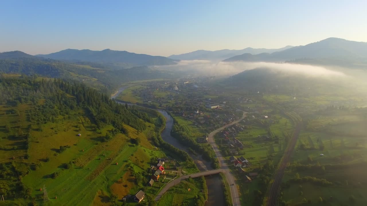 vista aérea: hermosa aldea del cañón ubicada a lo largo del río 05