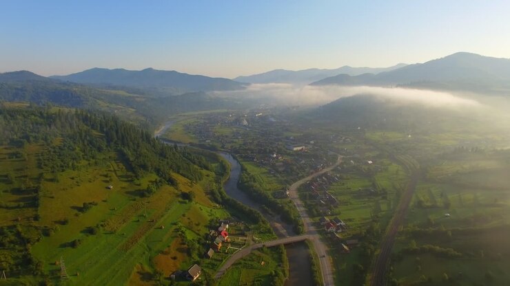 luftansicht: schönes canyon-dorf entlang des flusses 05
