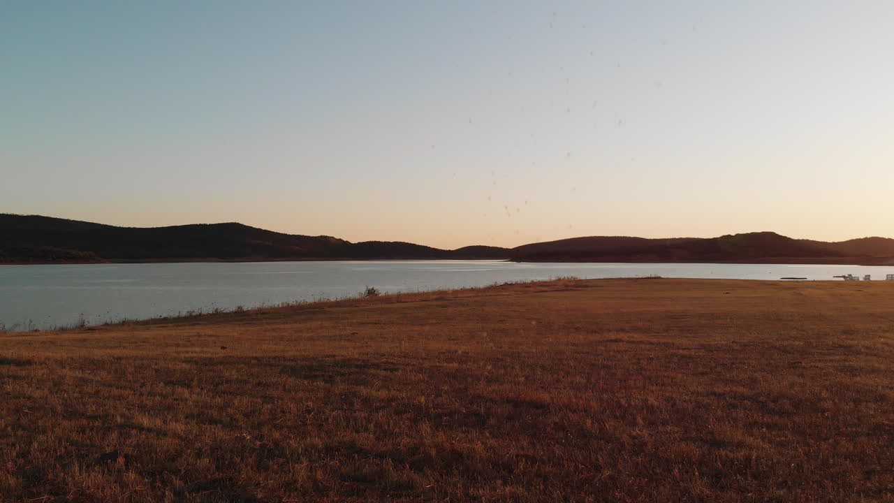 Tavolo boho floreale ornamentale in mezzo al lago Wakana al tramonto a Cadice, Spagna - Carrellata aerea