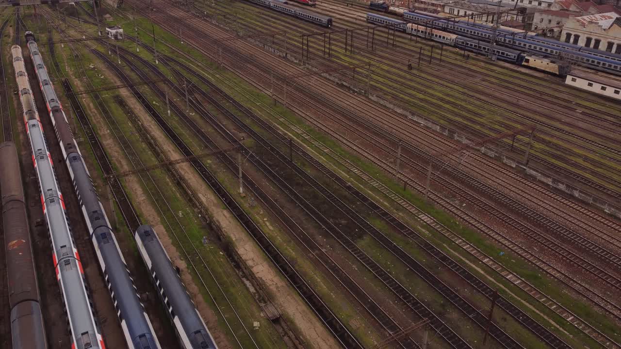 вид сверху на старые железнодорожные пути
